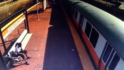 لحظة إنقاذ امرأة سقطت من القطار (فيديو)