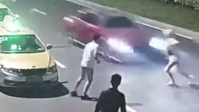 لحظة دهس سيارة مسرعة امرأة بطريقة مروعة (فيديو)