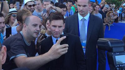 بالصورة.. «ميسي» يصل حفل «يويفا» لاختيار أفضل لاعب في أوربا