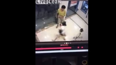 رد فعل فتاة حاول لص خطف شقيقتها (فيديو)