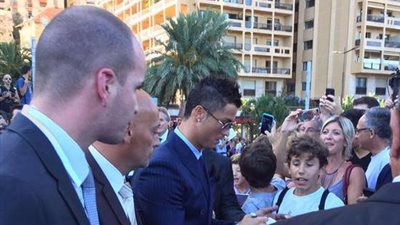 لحظة وصول «رونالدو» لحفل «يويفا» لاختيار أفضل لاعب أوربي