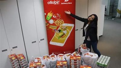 بالصور.. فتاة تجمع 200 وجبة لعمال النظافة من مطاعم شهيرة