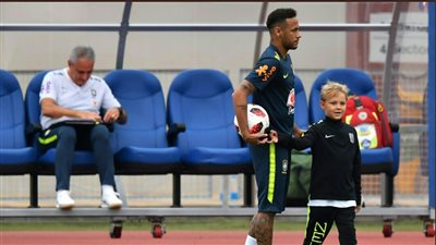 نجل نيمار يظهر في مران منتخب البرازيل قبل مواجهة بلجيكا