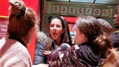 شجار بين المتسوقين في لندن بسبب زحام أعياد الميلاد | فيديو وصور