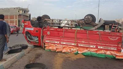انقلاب سيارة محملة بأعلاف في طريق القاهرة الإسكندرية الزراعي