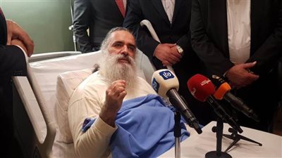 المطران عطا الله حنا يحمل إسرائيل مسئولية تسممه 