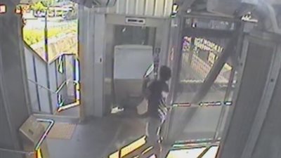 بالفيديو.. لقطات مذهلة لرجل ينقل ثلاجة على متن قطار