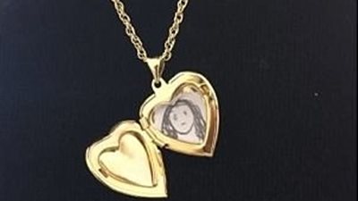 أشخاص يعبرون عن رومانسيتهم بطرق طريفة (صور)