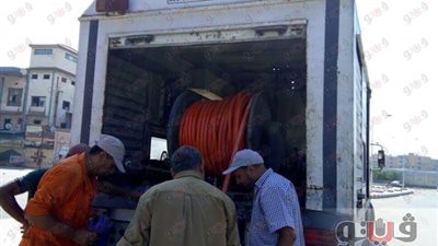 رئيس حي الضواحي ببورسعيد يتابع تطهير خط الصرف الصحي الرئيسي