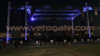 بالصور.. التحضيرات النهائية لحفل تامر حسني بالإسكندرية