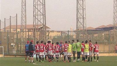 بالصور..المنتخب يتدرب للمرة الأولى على «النجيل الصناعي»