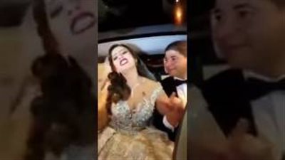 بالفيديو.. عروس تشعل مواقع التواصل بما فعلته مع عريسها بالسيارة