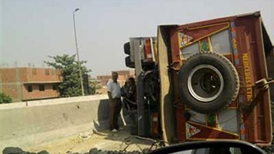 عودة الحركة المرورية لطبيعتها بعد انقلاب سيارة بطريق السويس - القاهرة