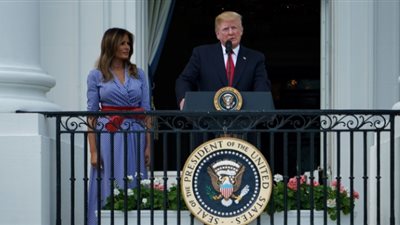 ترامب وميلانيا يستقبلان المحتفلين بعيد الاستقلال في البيت الأبيض (صور)
