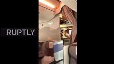 شاهد.. لقطات صادمة لمضيفة طيران الإمارات تعيد صب كوب شمبانيا في الزجاجة