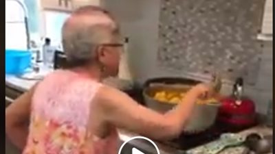 عجوز تحول مطبخها لساحة رقص (فيديو )