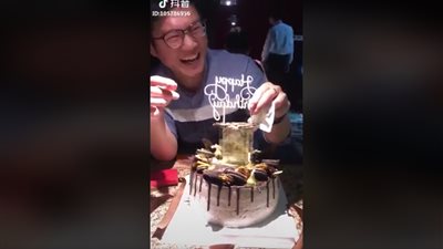 رجل يحصل على أغرب هدية عيد ميلاد (فيديو)