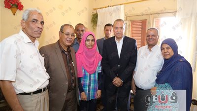 محافظ قنا يكرم الطالبة الأولى مكرر على مستوى الجمهورية