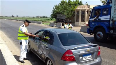 استمرار حملات التوعية المرورية أعلى الطرق (صور)