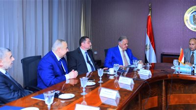وزير التجارة يبحث زيادة صادرات الصناعات الطبية