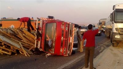 إصابة شخصين في انقلاب سيارة أعلى دائرى المرج