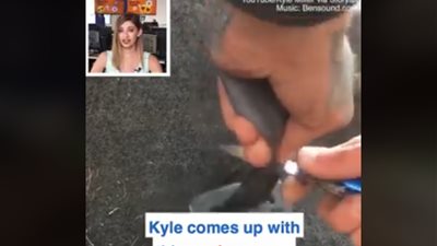 رجل يحول حزام أمان إلى حامل مفاتيح (فيديو)