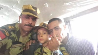 محمد رمضان يقبل يد حمزة نجل الشهيد أحمد منسي