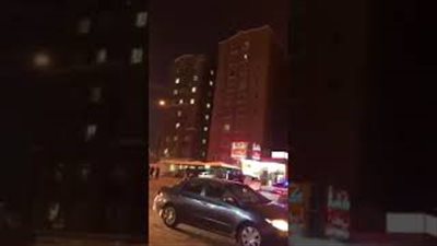 امرأة تهدد بالانتحار بإلقاء نفسها من شرفة شقة بالكويت (فيديو)