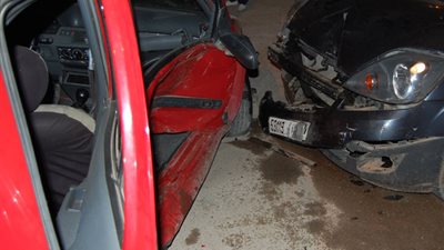 توقف حركة المرور بطريق الإسكندرية الزراعي بعد تصادم سيارتين