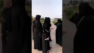 رد فعل سعوديات شاهدن شابا يسكب الشاي الساخن على عامل (فيديو)