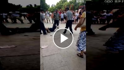 لحظة اعتداء حارس أمن على امرأة حاولت الدفاع عن صديقتها (فيديو)