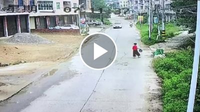 لحظة دهس سيارة امرأة تعبر الطريق (فيديو)