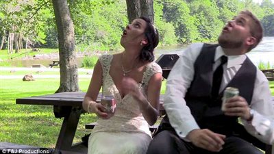 لحظة سقوط فرع شجرة ضخم على عروسين (فيديو وصور)