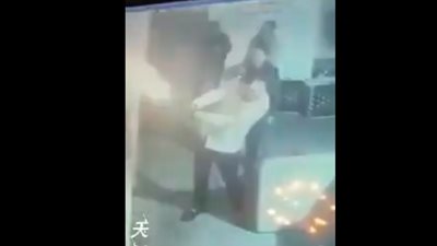 لقطات مروعة لرجل يفقد يده بسبب الألعاب النارية (فيديو)