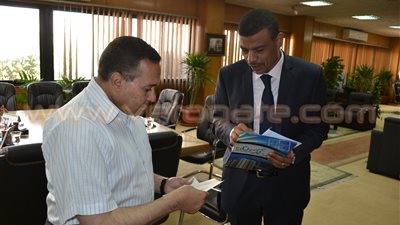 بالصور.. القصاص يستقبل متبرع بـ250 ألف جنيه لحساب 