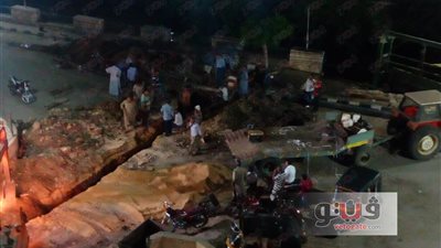 بالصور.. البدء في إصلاح كسر ماسورة المياه بأولاد صقر بعد شكوى الأهالي