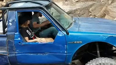 سيارة تعبر من أعلى صخرة مرتفعة بطريقة لا تصدق (فيديو)