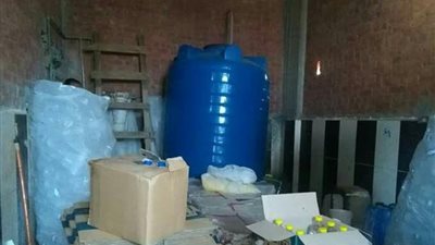 ضبط طن و200 لتر خل مجهول المصدر بالعرب