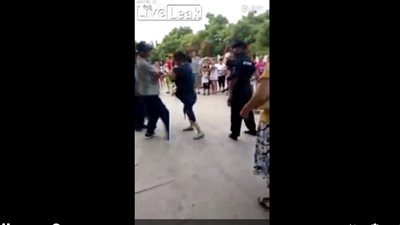 حارس أمن يصفع سيدة ويسقطها أرضًا (فيديو)