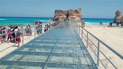 معبر زجاجي وبانوراما مضيئة للمشاة.. حمام كليوباترا بمطروح في ثوبها الجديد