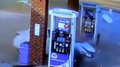 لحظة نجاة امرأة من حادث مروع (فيديو)