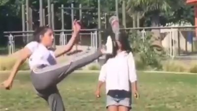 فتاة تلقن صديقاتها الضربة القاضية (فيديو)