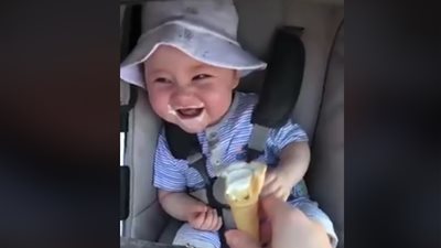 رد فعل مذهل لطفل يتذوق الآيس كريم لأول مرة (فيديو)
