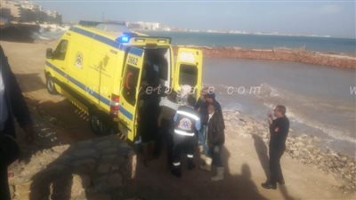 الصدفة تنقذ 3 أشخاص من الغرق على شاطئ العوام في مطروح | فيديو