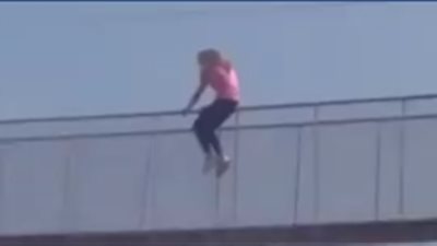 لحظة إنقاذ امرأة حاولت الانتحار من فوق كوبري (فيديو)