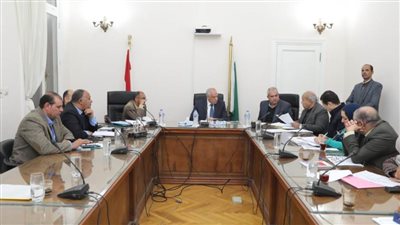 محافظ الجيزة يلتقي عددا من المواطنين للاستماع إلى مطالبهم