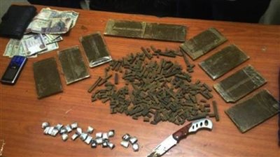 ضبط عاطل أثناء تسليم كمية من المخدرات والأسلحة بشبرا الخيمة