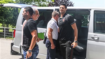 عدلي يستقبل لاعبي الأهلي الدوليين في كرواتيا