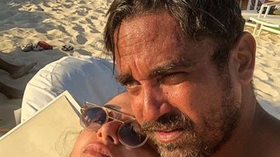 أمير كرارة مع زوجته على شاطئ البحر (صورة)