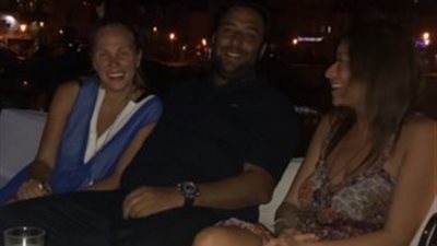 ميدو ينشر صورة له بصحبة شيرين رضا: «فخور بيكي»